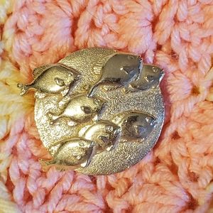 Beautiful gold tone school fish brooch